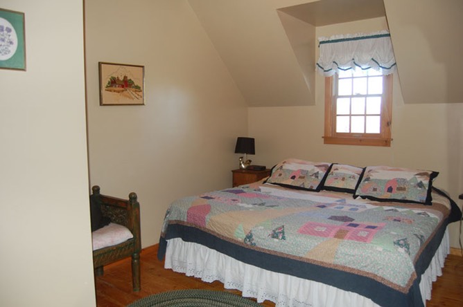 Looking for pioneer cabins in townsend, tennessee? Roosterâs Perch Cabin Bedroom (King) | Pioneer Cabins and
