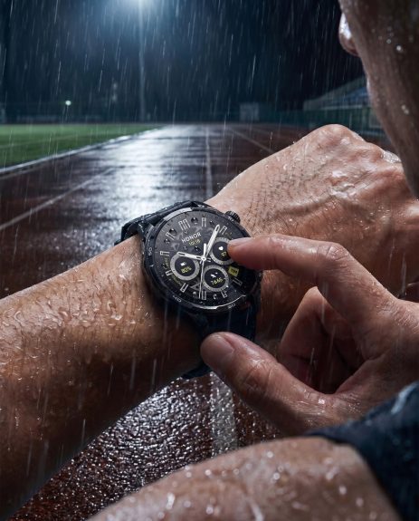 HONOR Watch 6 afișând modul badminton și antrenor alergare AI, cu date despre viteza loviturilor și tehnica alergării pe ecranul tactil color | sursa foto: PlayTech