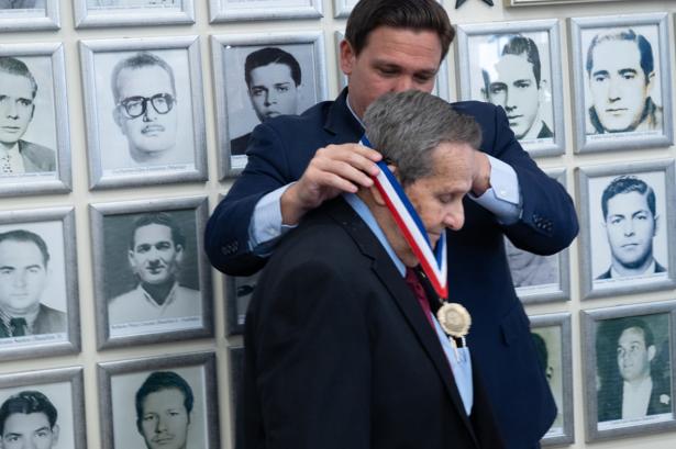Florida S Republican Governor Awards Medal Of Freedom To Che Guevara S Assassin Portside