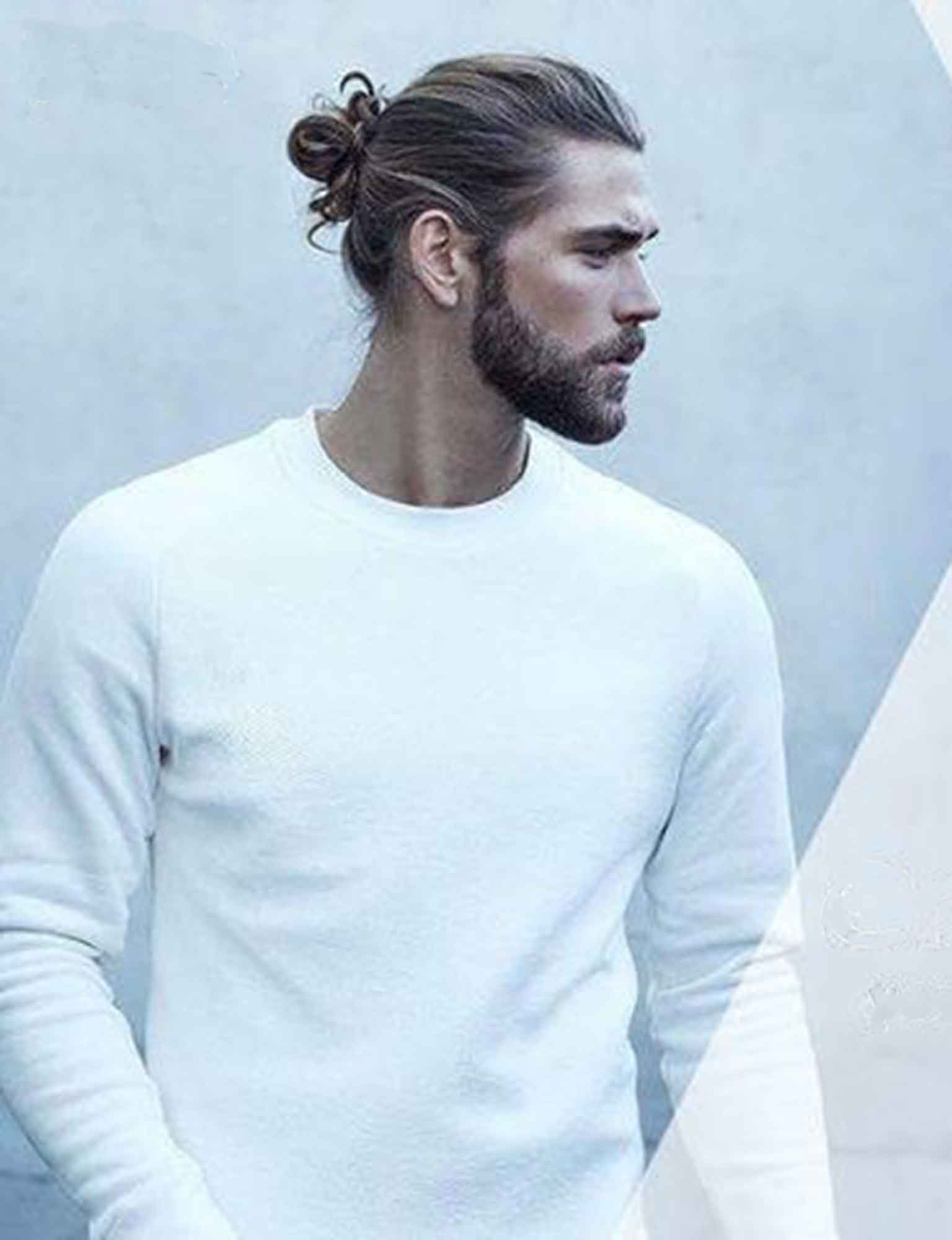 5 coiffures hommes stylées pour les cheveux longs. Jeune Mannequin Homme Cheveux Boucles | Coiffures Cheveux ...