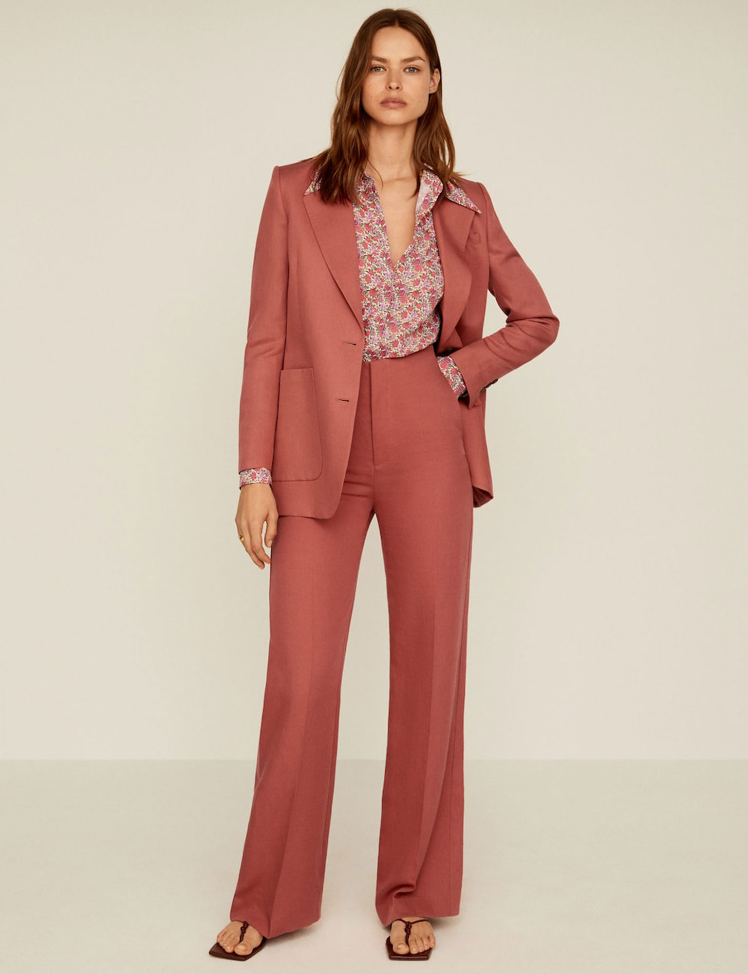 Des chaussures fun pour les femmes coquettes ! Tailleur Pantalon Tendance Les Plus Beaux Modeles Colores Printemps Ete 2020 Femme Actuelle