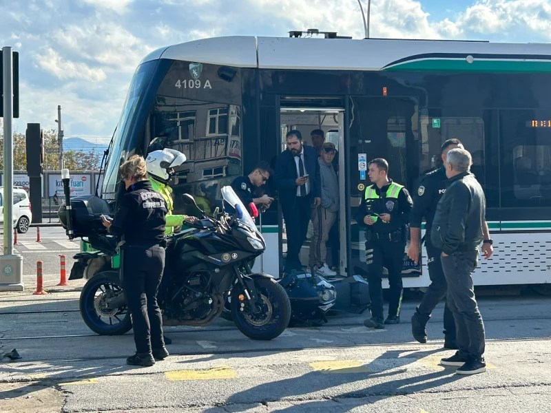 Tramvay ile motosiklet çarpıştı, sürücü hafif yaralandı!