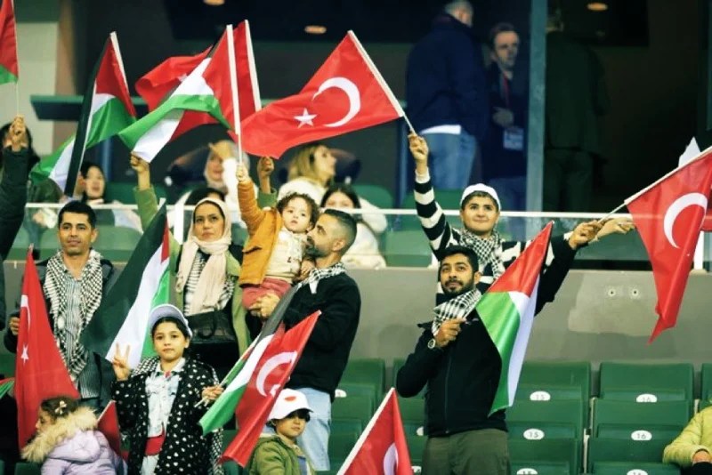 Kocaeli Stadı’nda Filistinli Çocuklar Tribünde!