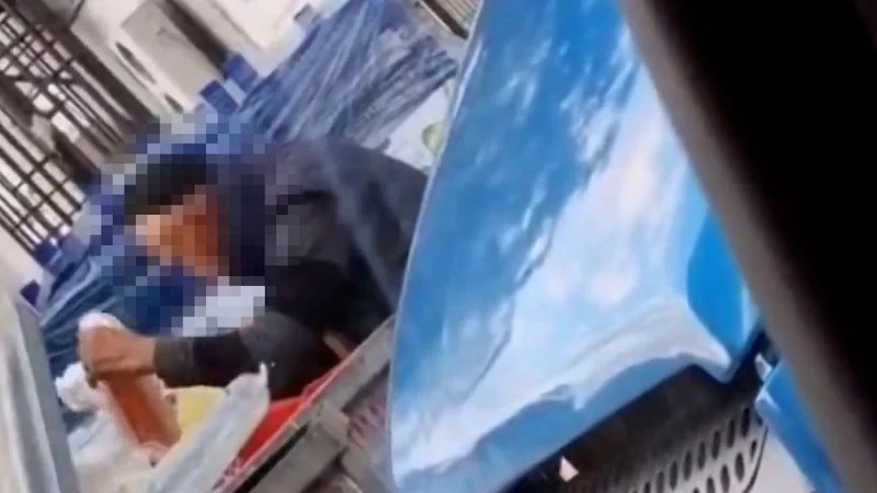 Sakarya’da Çöpten Yemek Yiyen Yaşlı Vatandaşın Durumu!