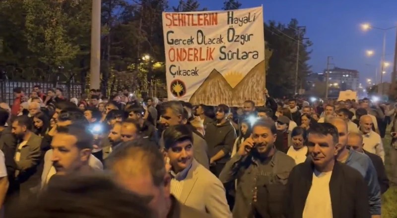 Diyarbakır’da yürüyüşte gergin anlar!