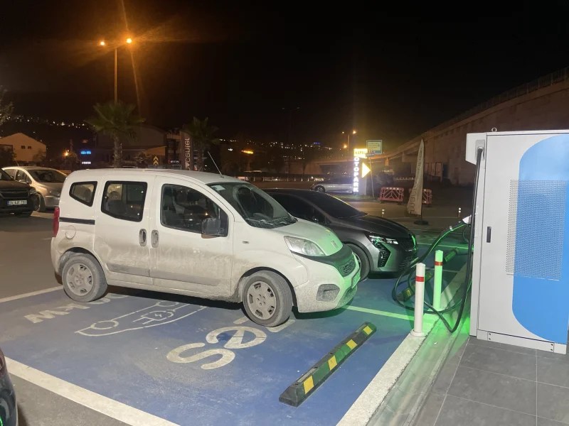 İzmit’te Elektrikli Araç Şarj Alanına Park Tepkisi!