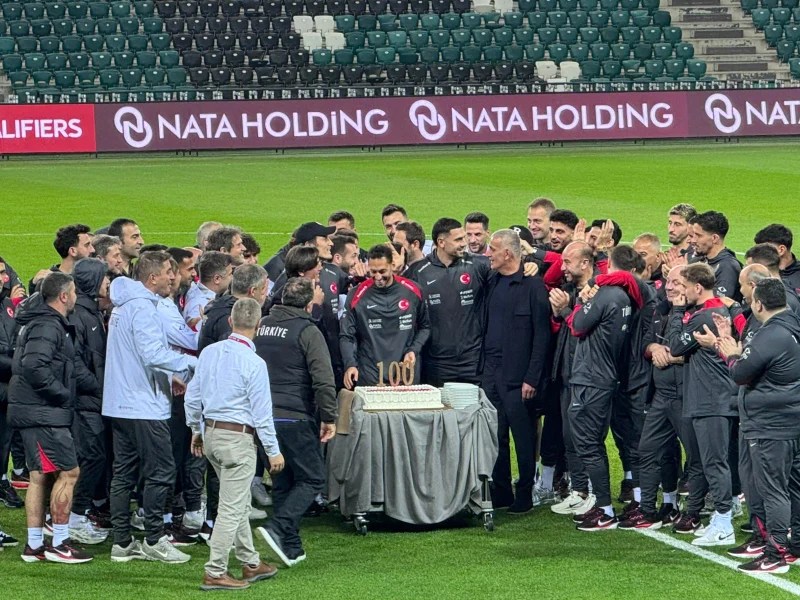 Hakan Çalhanoğlu milli formayla 100. maçına çıktı