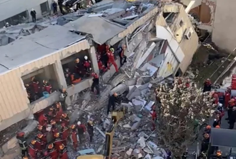 Gebze’de bina çöktü, kurtarma çalışmaları sürüyor!