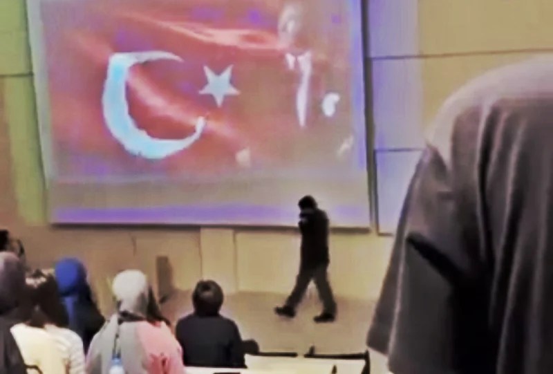 Konya’da Anma Töreninde Telefonla Konuşan Öğrenciye Soruşturma!
