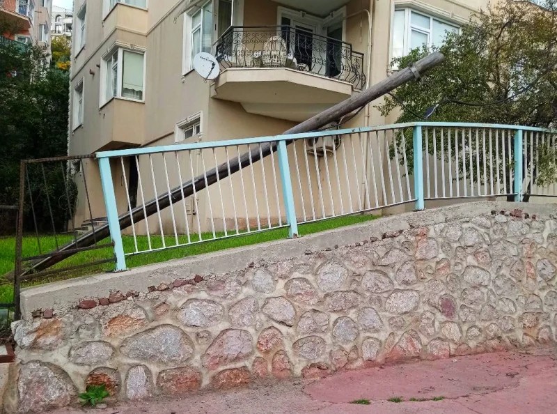 İzmit’te devrilen elektrik direği tehlike saçıyor!