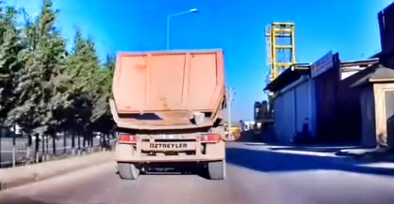 Gebze Tavşanlı’da Hafriyat Kamyonundan Kaya Düştü!