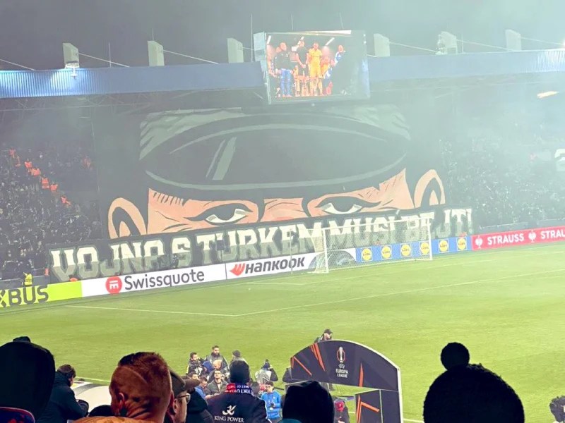 Fenerbahçe Maçında Viktoria Plzen Taraftarından Provokasyon!