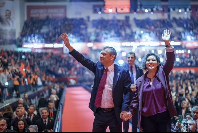 CHP Kurultayı’nda Özgür Özel Yeniden Başkan Seçildi!