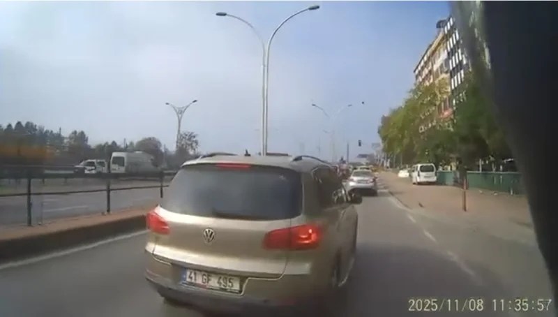 İzmit’te Tehlikeli Anlar: Otomobil Aniden Şerit Değiştirdi!