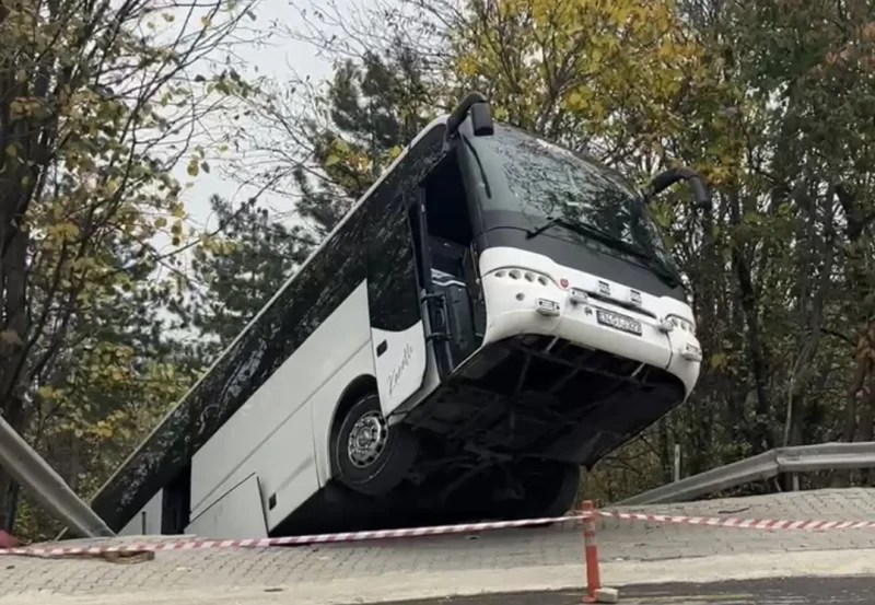 Kartepe Maşukiye’de Tur Aracı Tehlike Atlattı!