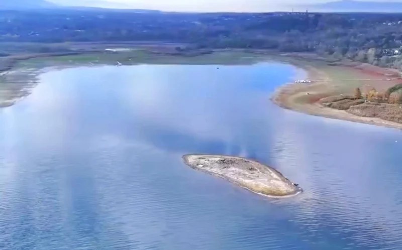 Sapanca Gölü’nde Su Çekildi, 1600 Yıllık Yapı Ortaya Çıktı!