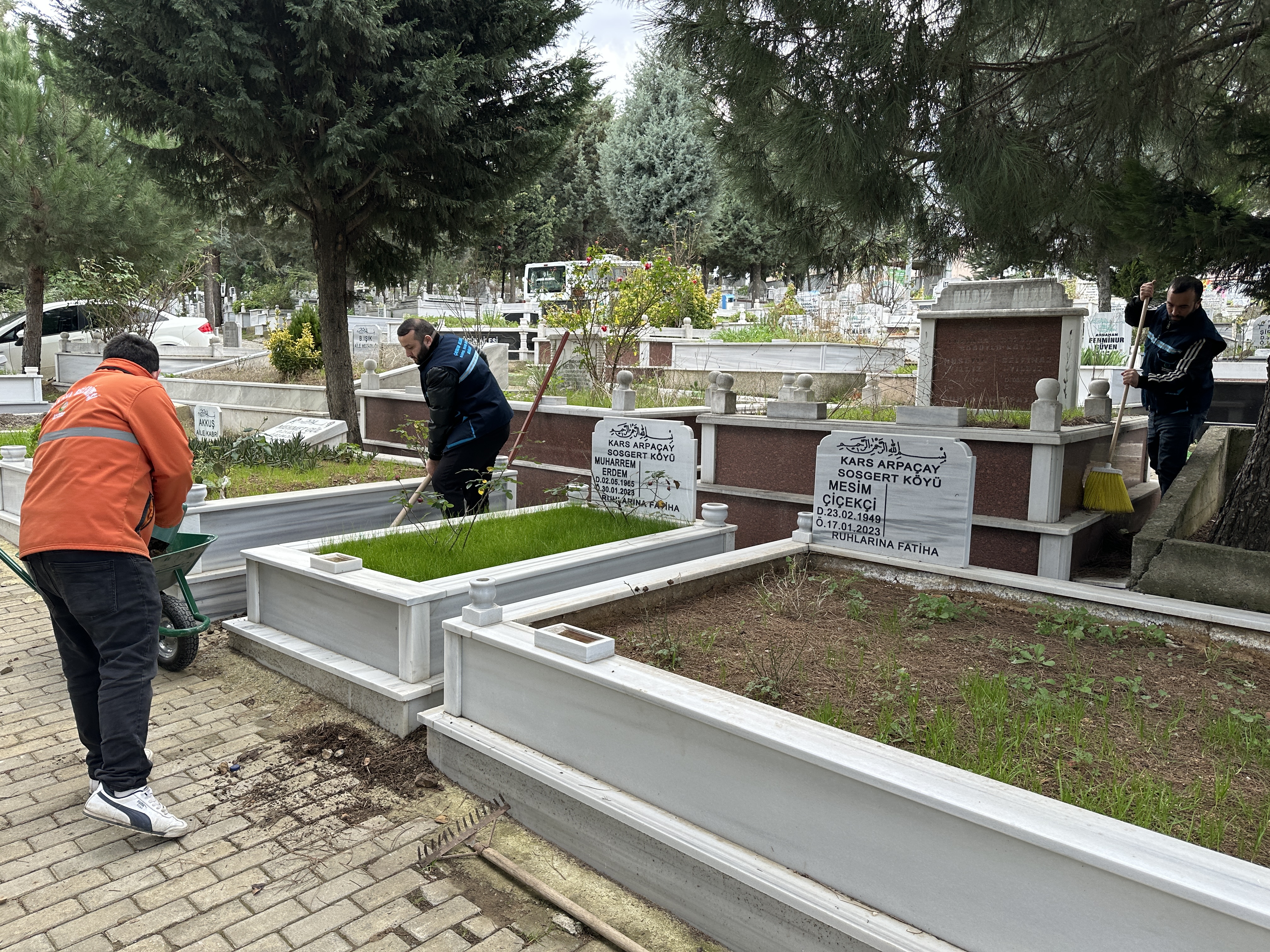 Çayırova’da mezarlık bakımı devam ediyor