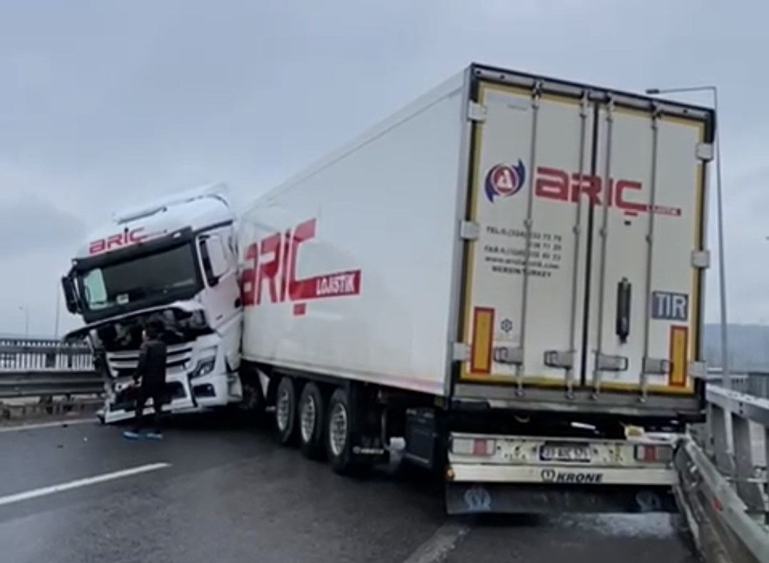 Kartepe’de tır makasladı!