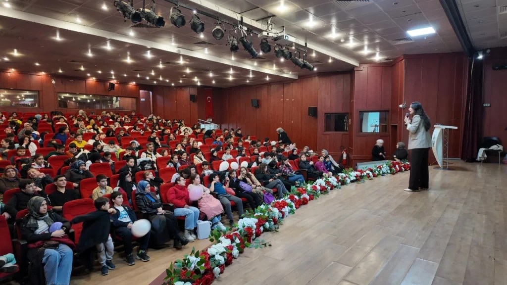 Çayırova’da Bilgi Evi öğrencileri akran zorbalığına karşı bilinçlendi