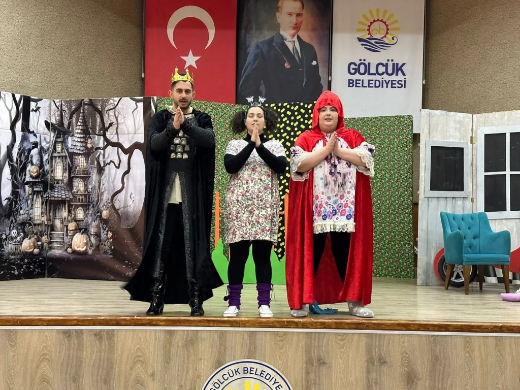 Gölcük’te çocuklara özel sahne etkinlikleri sürüyor