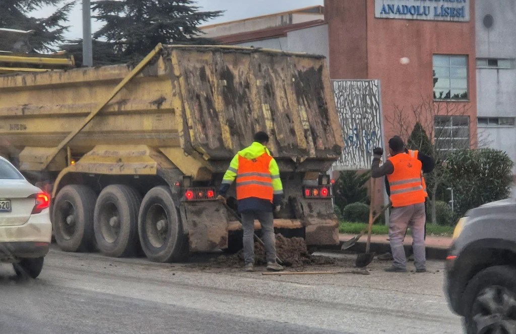 Kuruçeşme’de hafriyat kamyonu D-100’ü felç etti!
