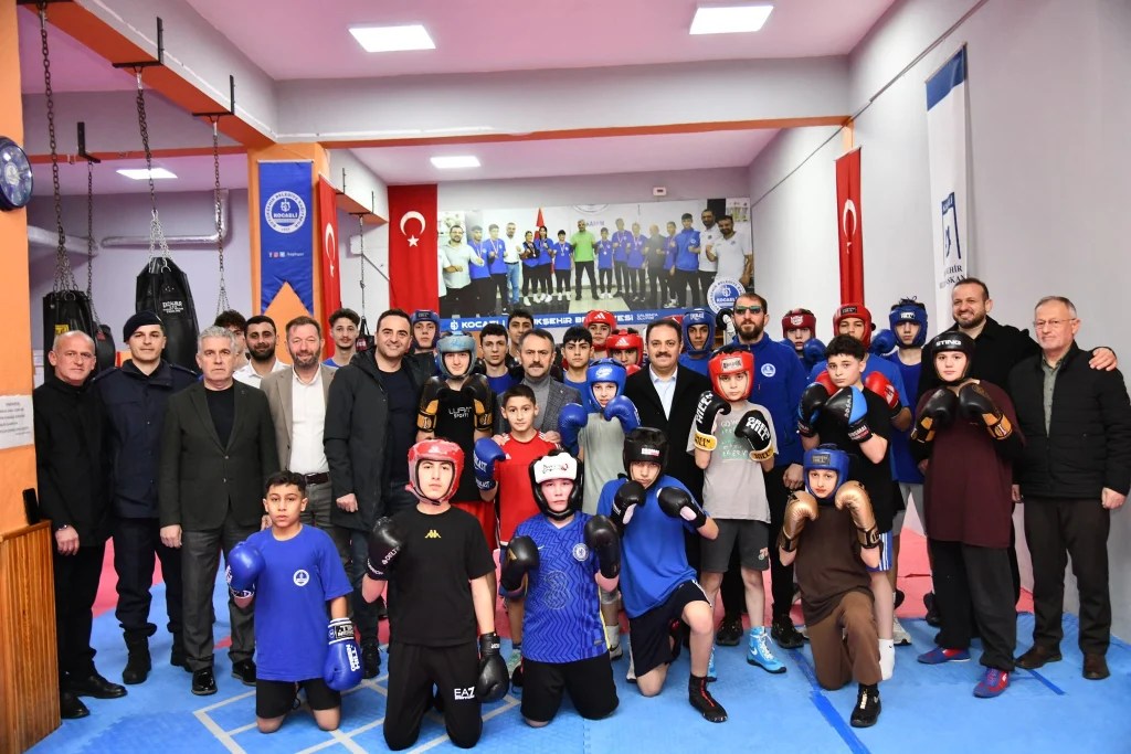 Vali Aktaş ve Başkan Özlü’den genç boksörlere moral ziyareti