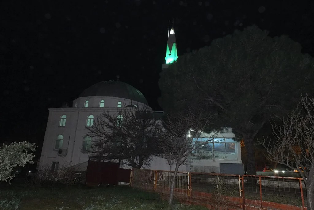 Burhaniye’de Ezan Şaşkınlığı: Vatandaşlar Erken Oruç Açtı