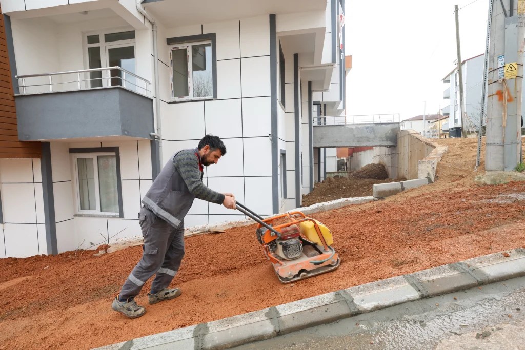 Derince’de yol ve kaldırım düzenlemeleri devam ediyor