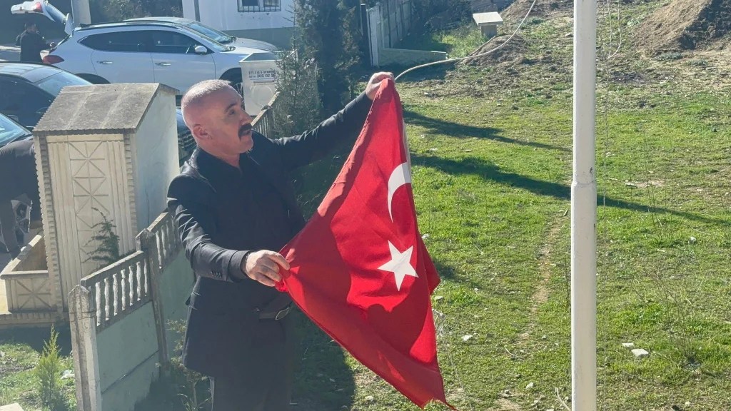 Yahya Kaptan Anıtı’ndaki bayraklar yenilendi