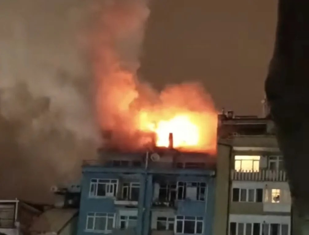 Çatıdaki alevler geceyi endişeye sürükledi!