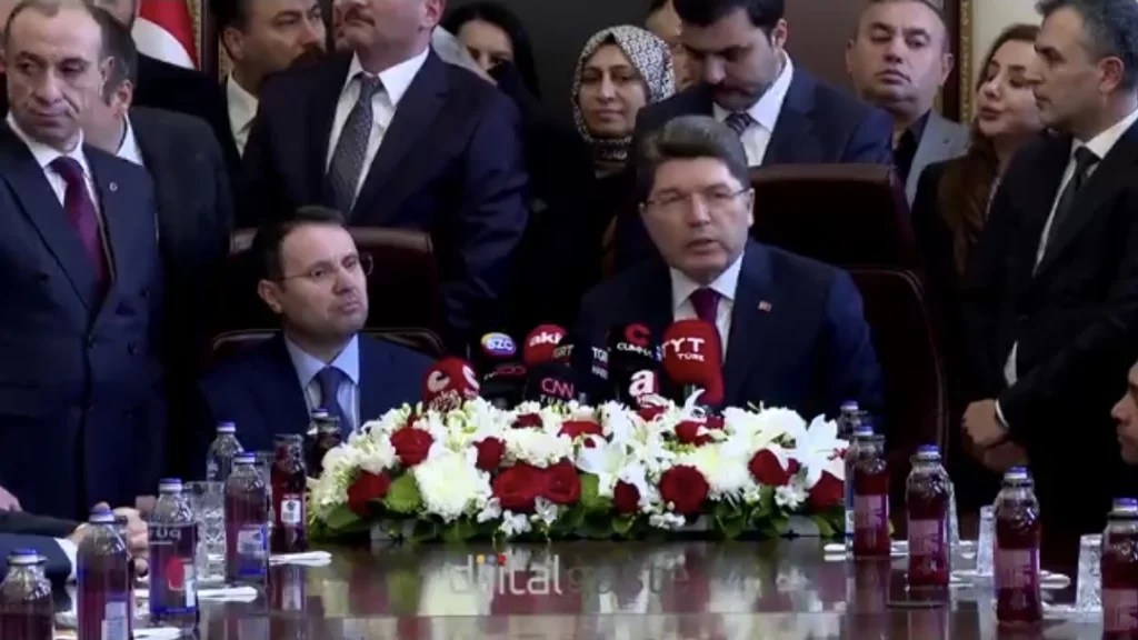 Devir teslim töreninde koltuk tartışması