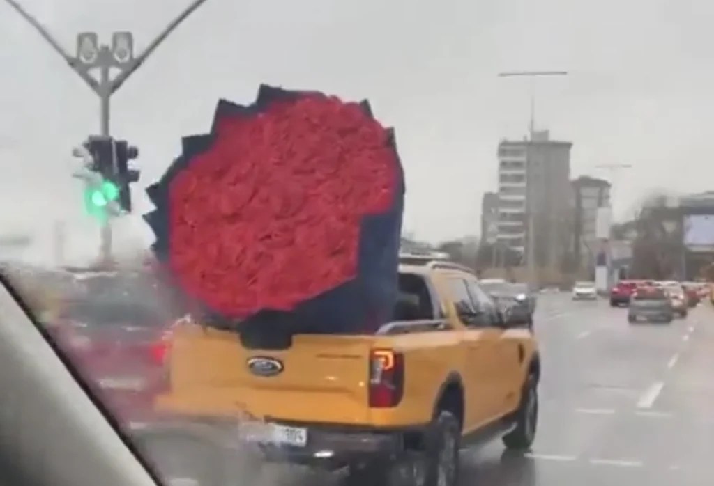 İstanbul’da dev Sevgililer Günü buketi şaşkınlık yarattı!