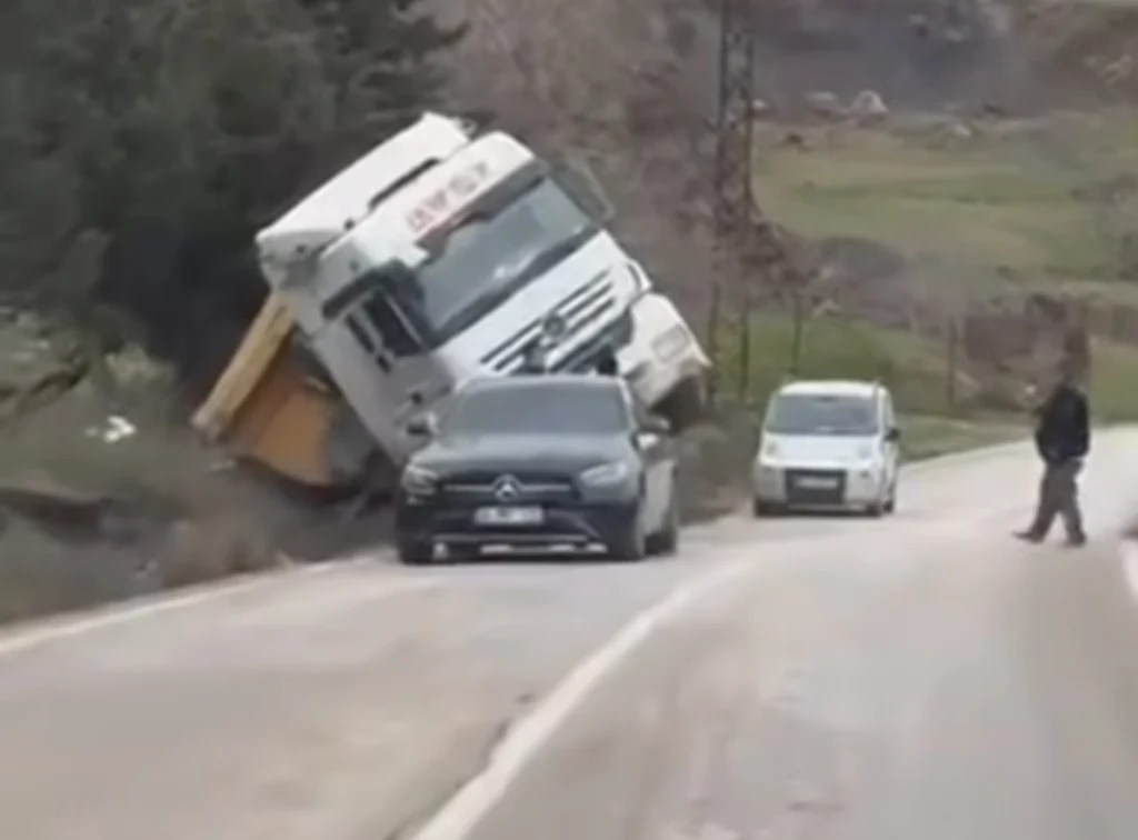 Körfez’de hafriyat kamyonu devrildi!