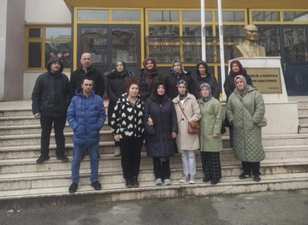Kocaeli’de öğretmen açığa alındı, velilerden destek geldi