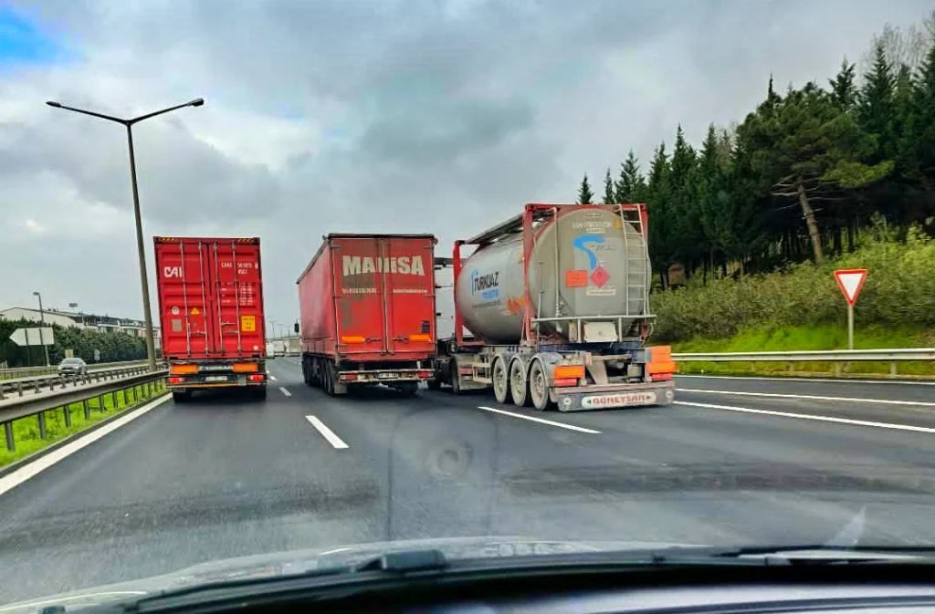 TEM’de tırların şerit ihlali trafiği felç etti!