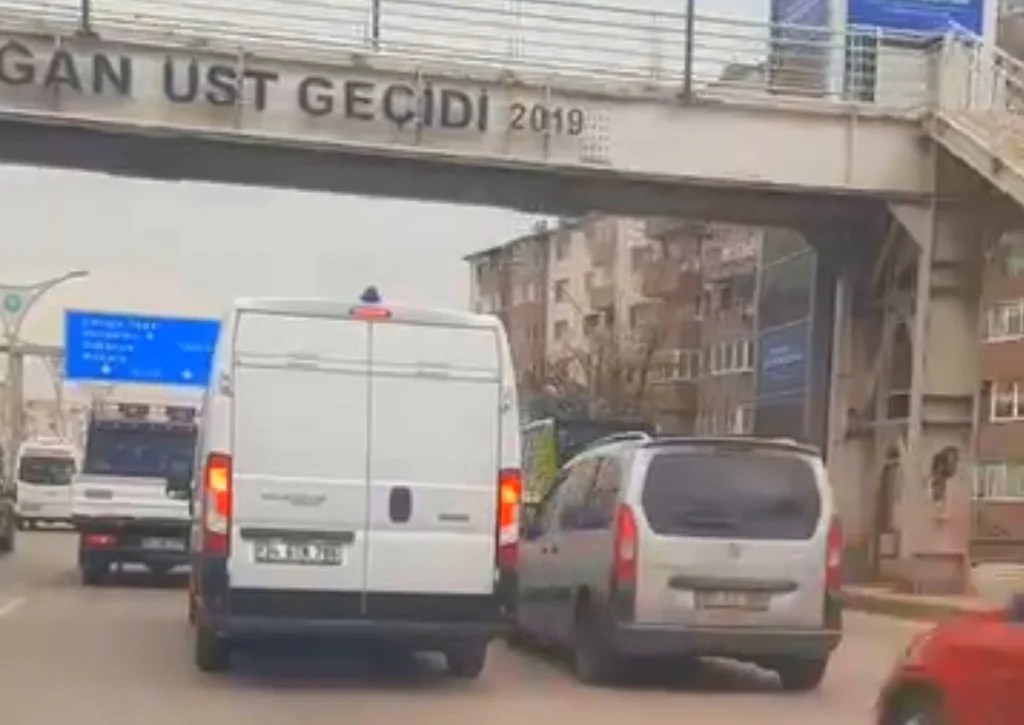D-100’de trafik magandalığı: Sürücüleri tehlikeye attı!