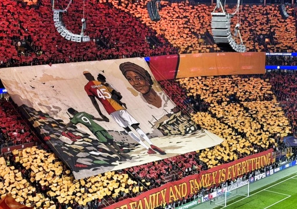Galatasaray tribünlerinden duygusal koreografi