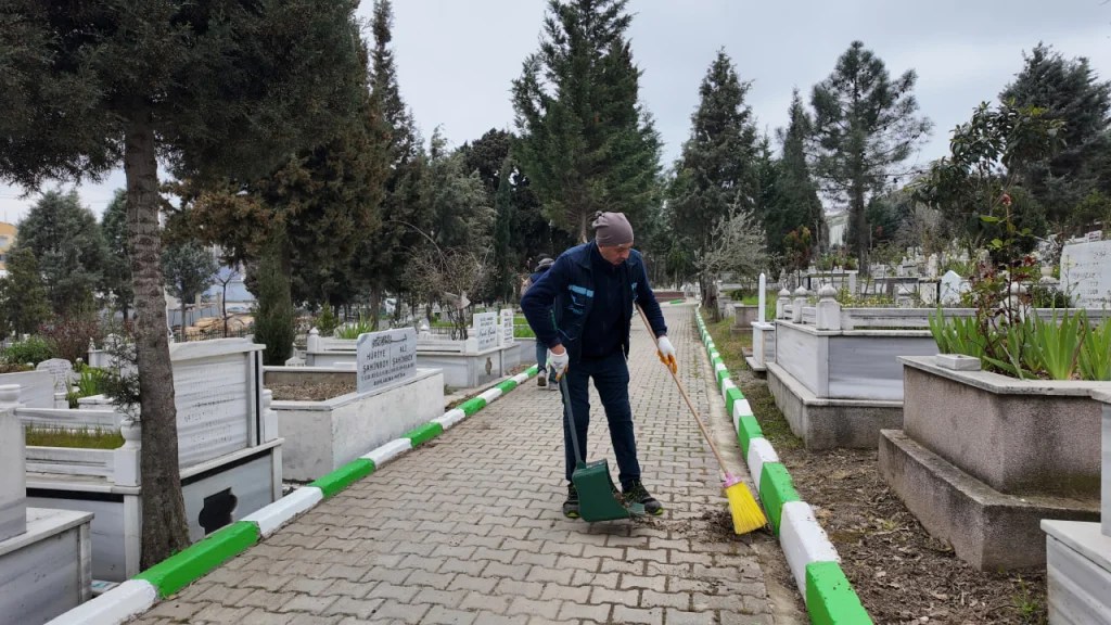 Çayırova’da mezarlıklar bayrama hazır