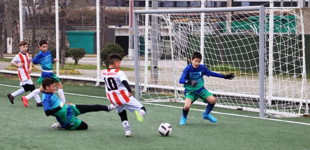 Körfez’de genç futbolcular sahaya indi