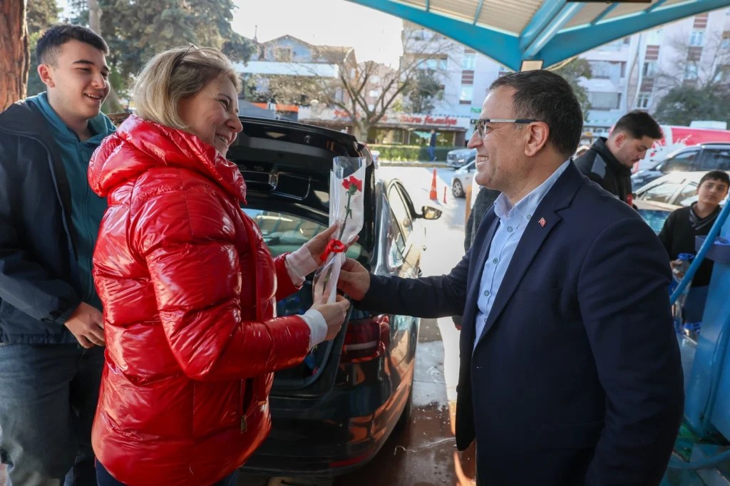 Başkan Gökçe’den Derinceli Kadınlara 8 Mart Çiçeği