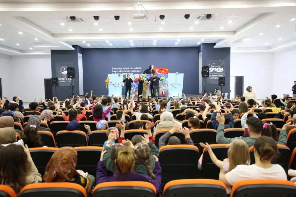 Derince’de çocuklar tiyatro ile eğlendi!