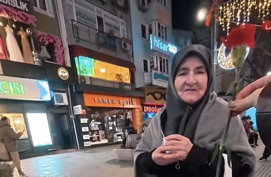 Büyükakın’dan 8 Mart sürprizi: Kadınlara karanfil dağıtıldı