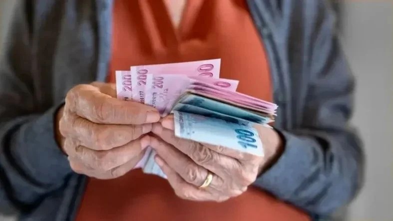 Emekli maaşları ve bayram ikramiyeleri erken ödenecek