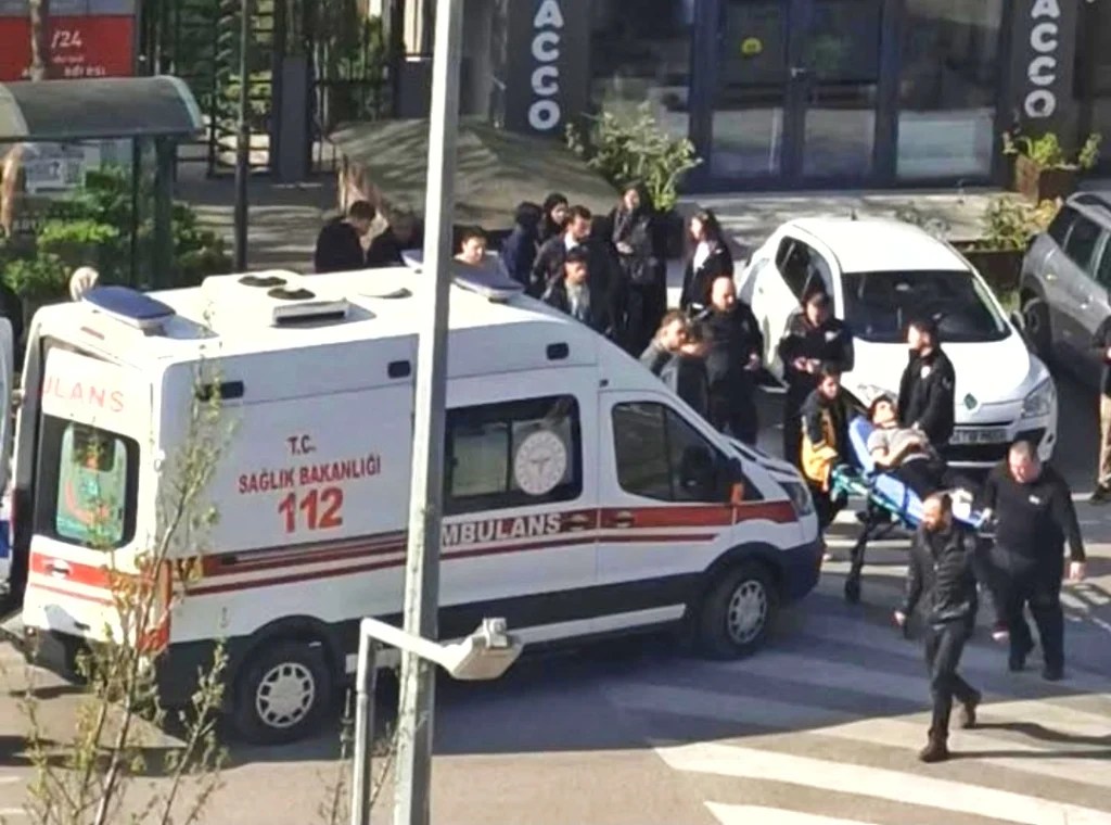 Körfez’de okul önünde kanlı kavga! Öğrenci yaralandı