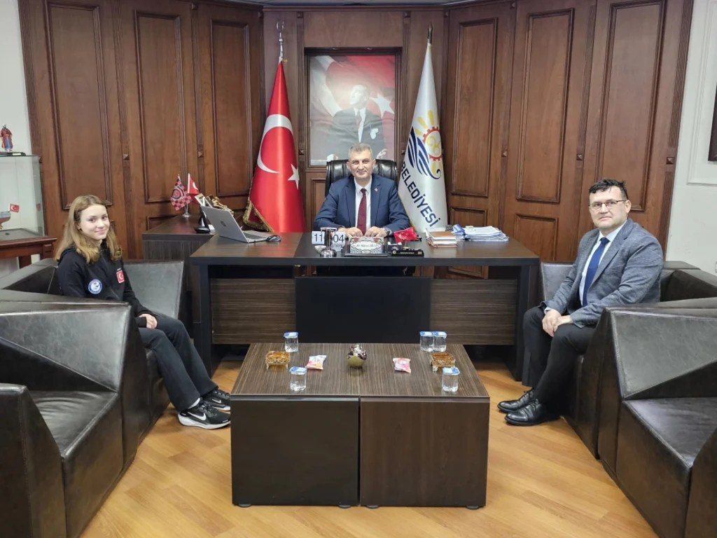 Başkan Sezer’den Milli Yüzücü Alara Gökmen’e Tebrik