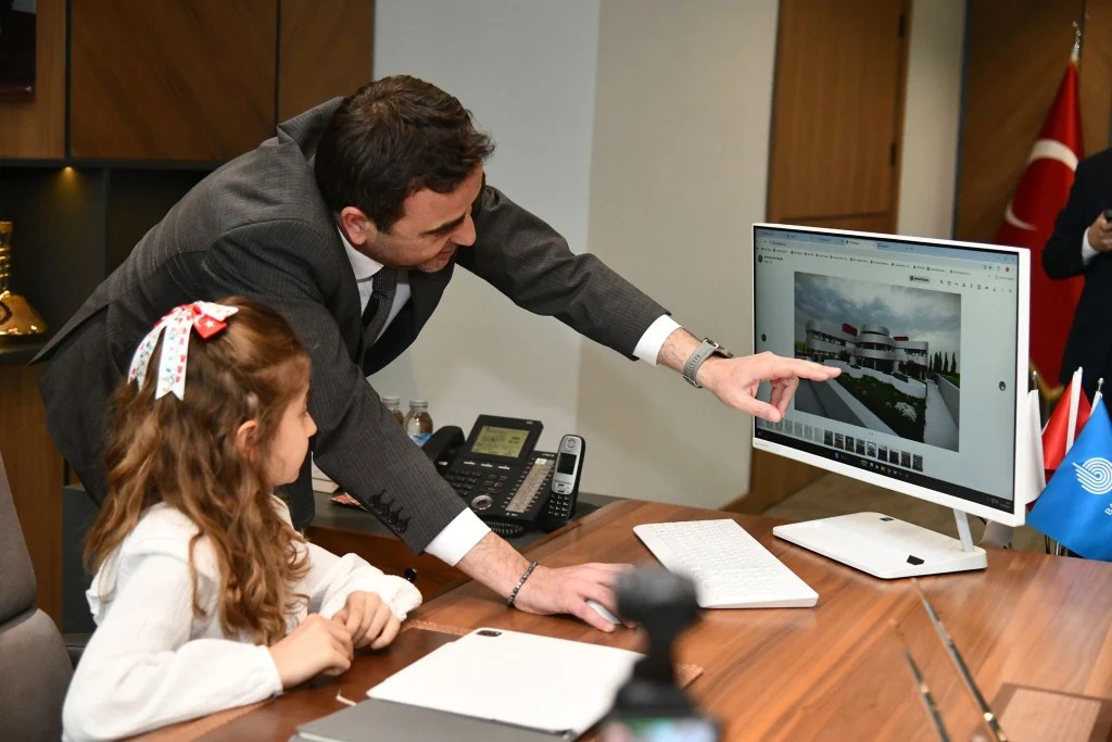 Başkan Özlü Koltuğunu Minik Melisa’ya Devretti