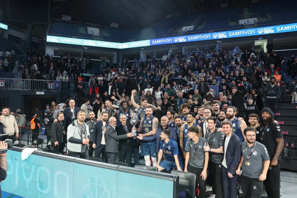 Çayırova şampiyonluk kupasını kaldırıyor