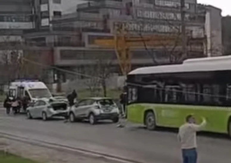Mutlukent’te Zincirleme Kaza! Halk Otobüsü de Karıştı