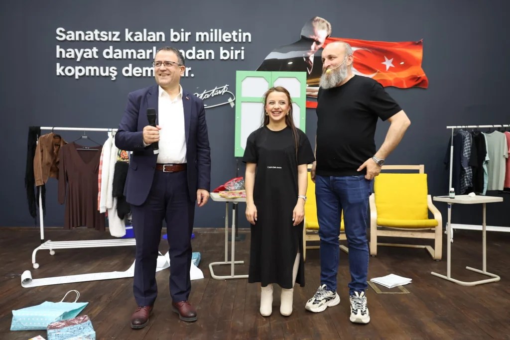 Derince’de kahkaha dolu tiyatro akşamı!