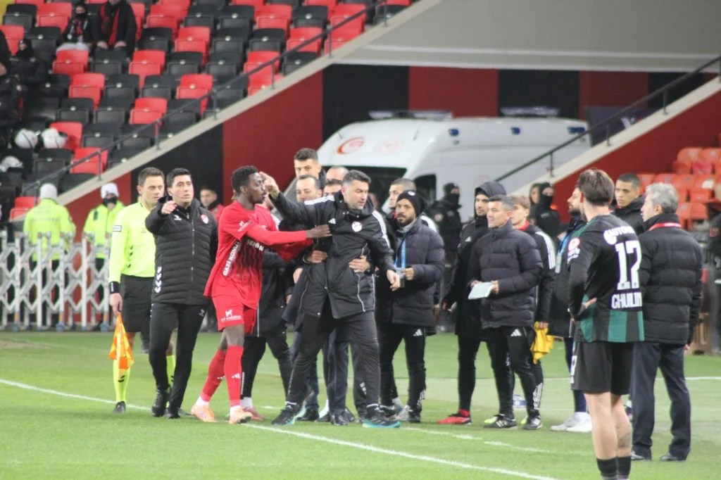 Burak Yılmaz’dan olay iddia: Kocaeli maçında beni doğramaya başladılar!
